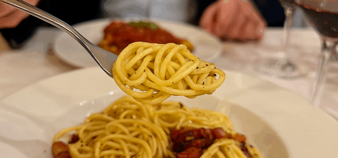 Glutenfreie Spaghetti Carbonara in der Trattoria Senza