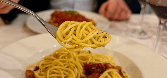 Glutenfreie Spaghetti Carbonara in der Trattoria Senza